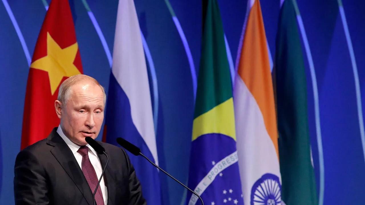 Gambar Presiden Rusia Vladimir Putin Sebut Dolar AS Kehilangan Dominasi Global, Apakah Bitcoin Akan Mengambil Alih?